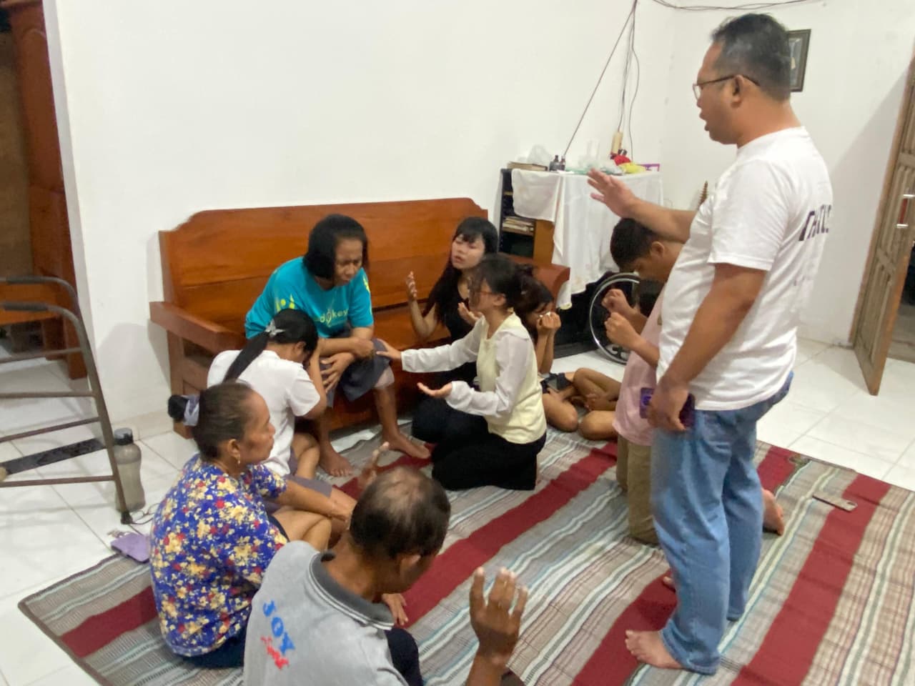 Tim Mission Trip Madiun-Ngawi Laksanakan Kunjungan Kasih di Kediaman Bapak Sudiro